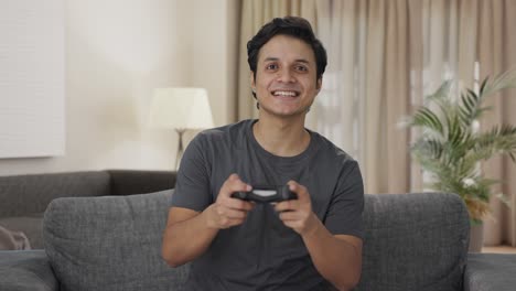 hombre indio feliz jugando videojuegos