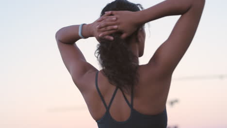 mujer estirándose al aire libre