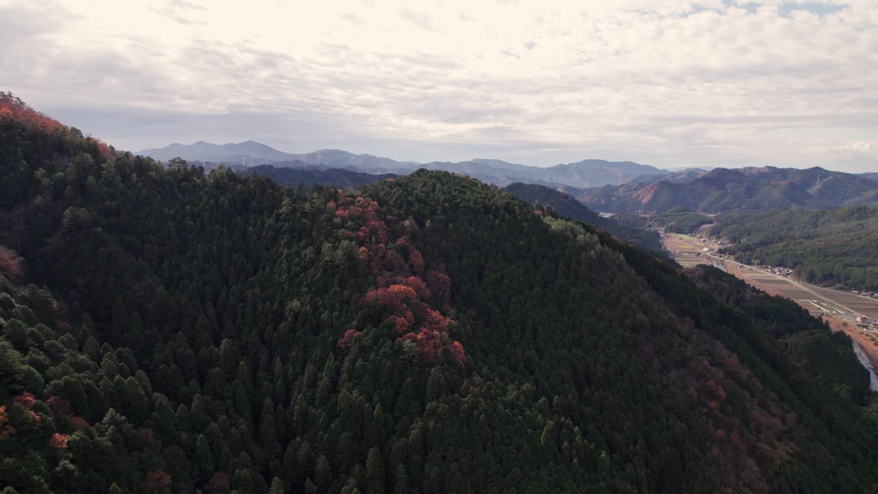 el paisaje de otoño boscoso en el pueblo agrícola japonés del norte de kyoto, keihoku
