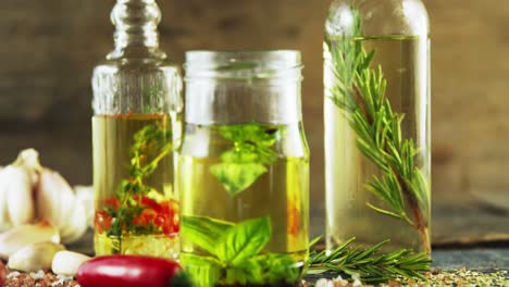Gläser-Und-Flaschen-Mit-Olivenöl-Und-Kräutern