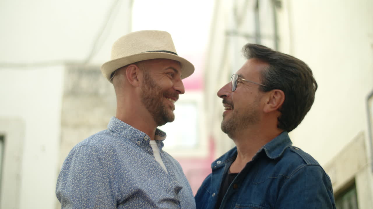 plano medio de una pareja de chicos mirándose con ternura