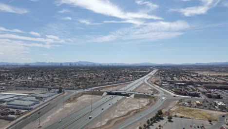 vista aérea de los suburbios y us 95 en las vegas, nevada, tiro amplio bajando