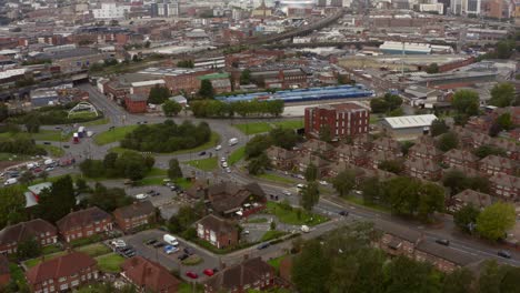 tiro de drone olhando para a cidade de birmingham na inglaterra