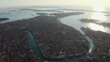 Breite-Overhead-Dolly-Forward-Drohne,-Die-Bei-Sonnenaufgang-über-Dem-Zentrum-Von-Venedig-Geschossen-Wird