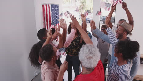 Vista-Elevada-De-Una-Familia-Negra-Celebrando-El-Día-De-La-Independencia-De-Estados-Unidos-Mientras-Sus-Familiares-Llegan-Para-Una-Fiesta.