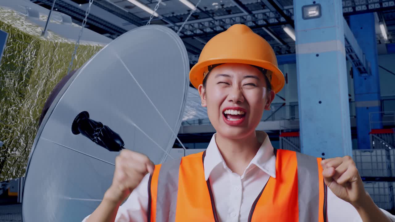 성공한 여성이 제조 공장에서 축하합니다.