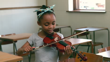 Lindo-Alumno-Tocando-El-Violín-En-El-Aula