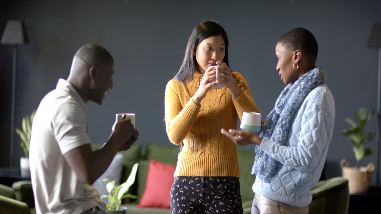 다양한 비즈니스 사람들이 사무실에서 함께 이야기하고, 느린 동작, 복사 공간