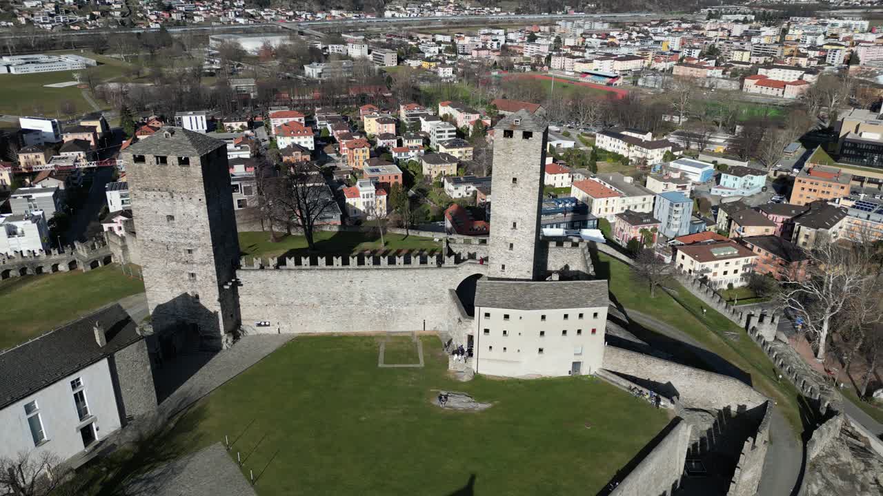Bellinzona Schweiz historisk slot turistmål roterende udsigt
