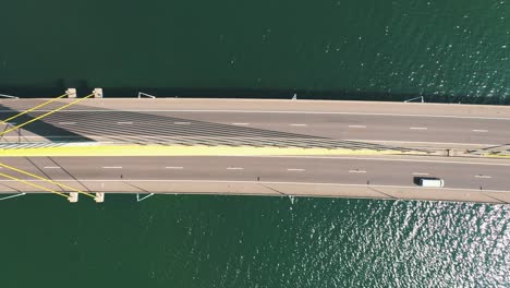 Bridge-above-the-ocean-aerial-top-down-view-of-the-traffic,-located-in-Laguna,-Santa-Catarina,-Brazil