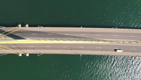 puente sobre el océano vista aérea de arriba hacia abajo del tráfico, ubicado en laguna, santa catarina, brasil