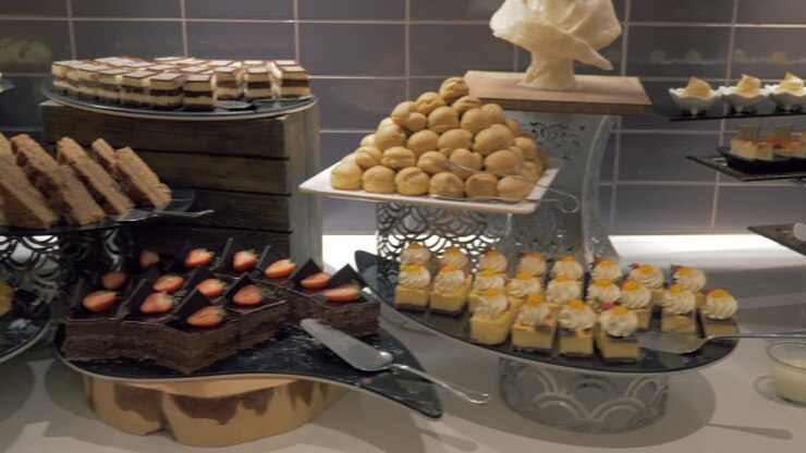 En lang buffet med et bredt udvalg af kager og desserter