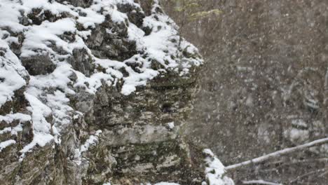 Schnee-Fällt-Auf-Die-Felsen