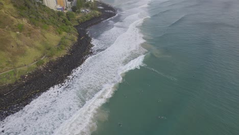 Schaumige-Wellen-In-Burleigh-Beach,-Goldküste,-Australien---Luftaufnahme