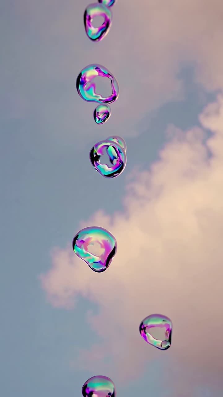 Primo piano, inquadratura dal basso di bolle iridescenti che fluttuano su un cielo color pastello, creando un effetto da sogno