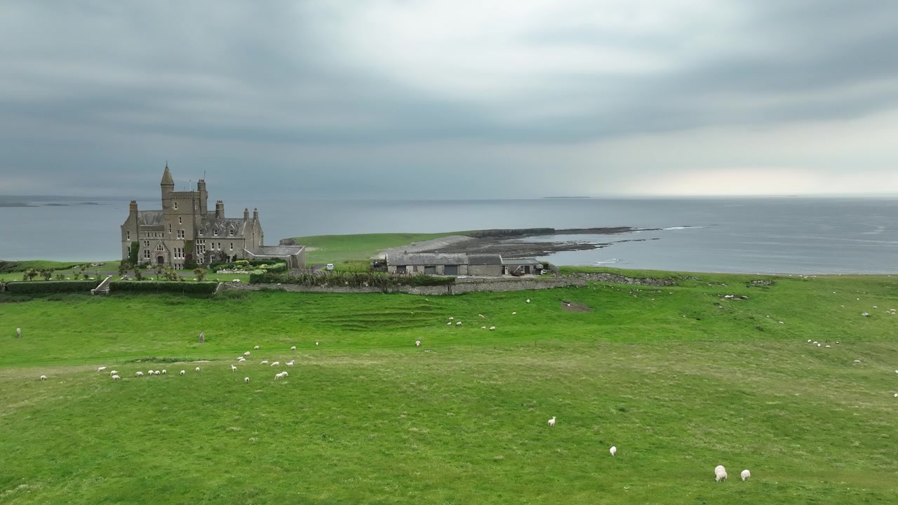 Raio atrás do famoso Castelo Classiebawn em Sligo, Irlanda