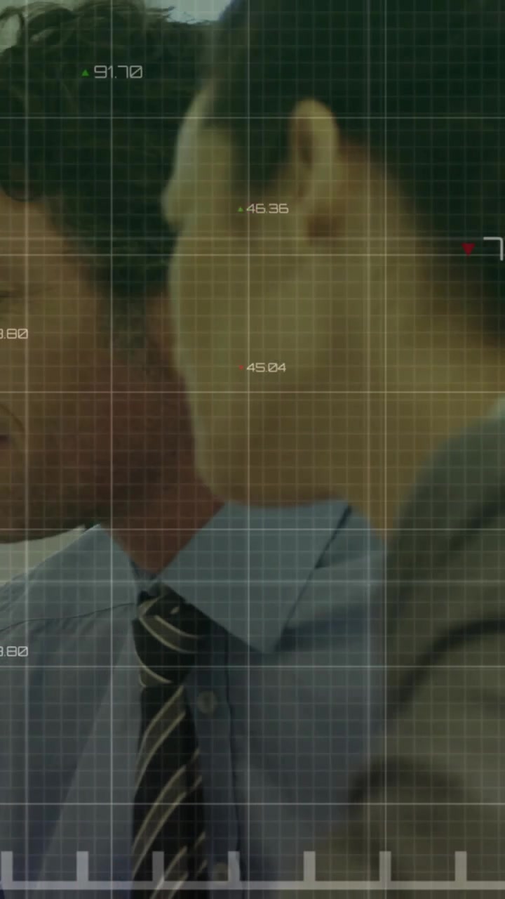 Video verticale: Uomo in cravatta che si china per osservare mentre numeri HUD compaiono e un grafico verde conferma il profitto.