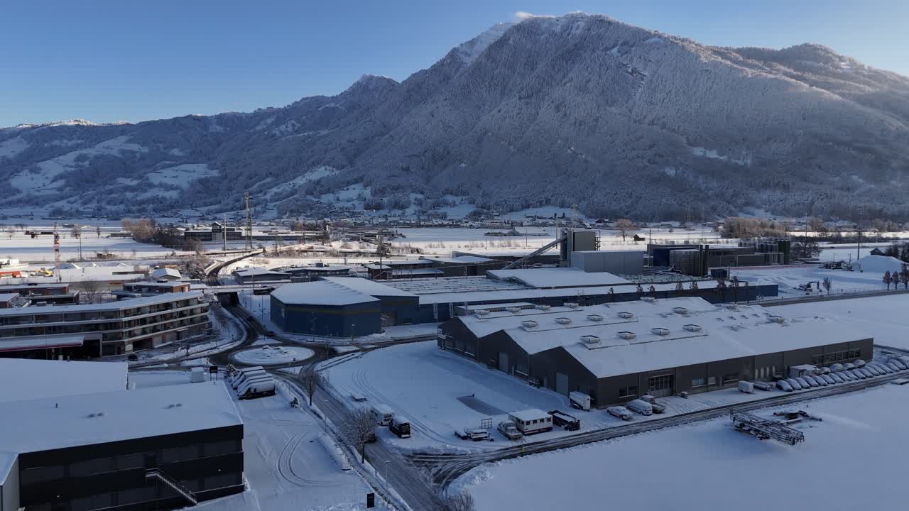 겨울철에 도시 근처의 눈으로 인 건물, 공중 역학