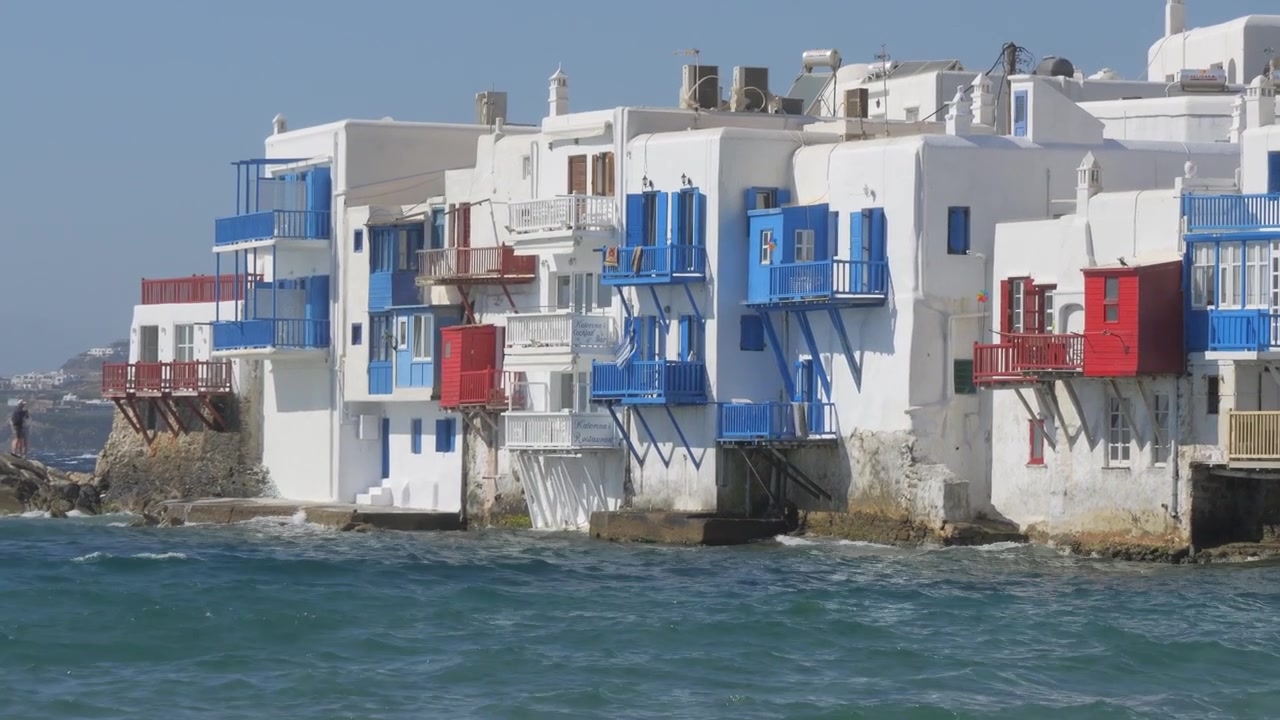 Case colorate sul lungomare e balconi di Piccola Venezia Alefkandra che si ergono sul mare a Mykonos