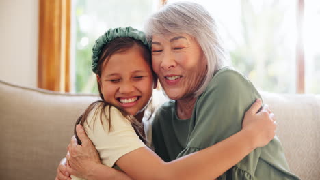 feliz, abuela y niña en el sofá abrazo