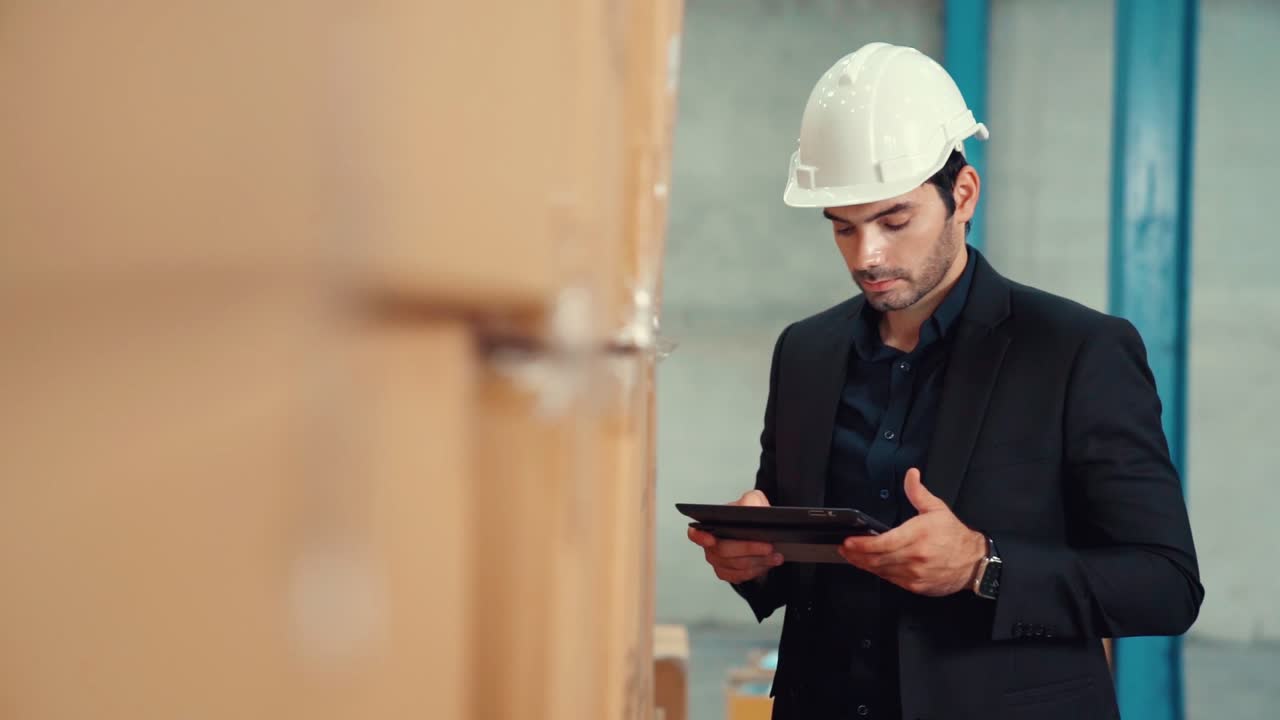 gerente de fábrica que utiliza una tableta en el almacén o la fábrica