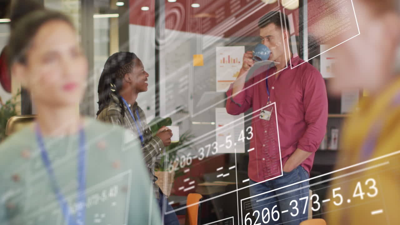 로딩 서클과 번호 변경의 애니메이션, 차를 마시면서 토론하는 다양한 동료