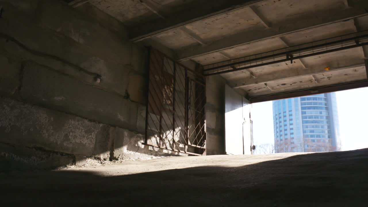 지하 주차장 입구 에서 걸어가는 여자