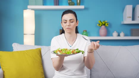 La-Persona-Que-Hace-Dieta-Come-Ensalada.-Alimentación-Saludable.