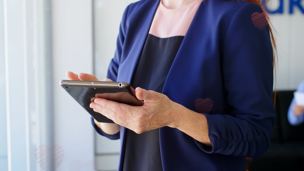 animación de iconos de corazones de las redes sociales sobre una mujer que usa una tableta