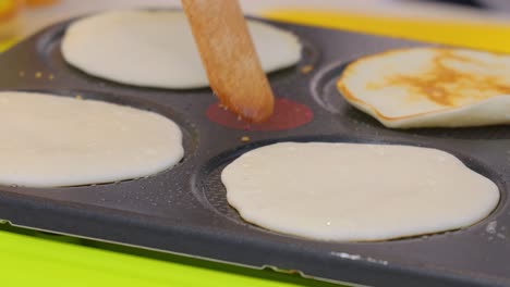cocinero callejero horneando un panqueque