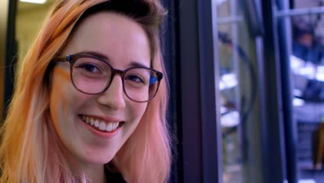 propietaria de la mujer de pie en la entrada 4k