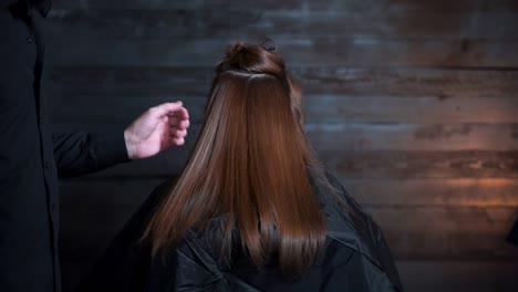 peinado de peluquero agitar el cabello para mostrar el brillante estudio de cabello brillante - cámara lenta de 120 fps