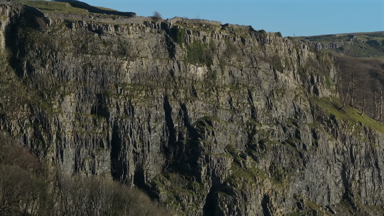 un primer plano de un avión no tripulado de un acantilado rocoso cerca de stainforth, yorkshire