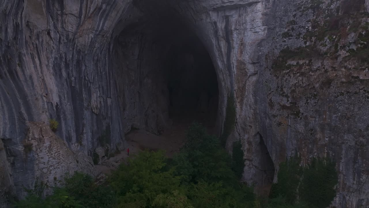 Grotta di Prohodna e rigogliose scogliere bagnate dalla luce dell'alba, Bulgaria