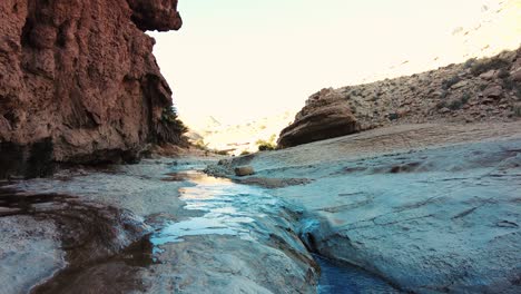 un río en el medio del desierto del sáhara argelia biskra