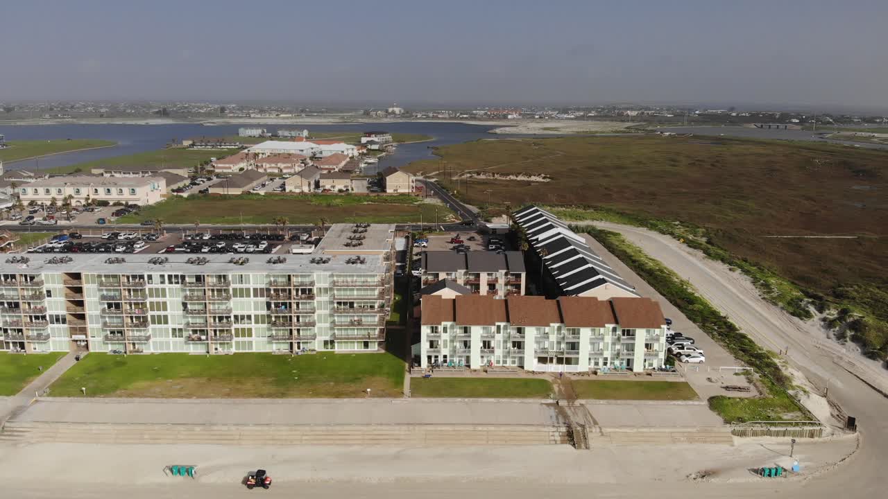 pan a la izquierda de los distintos lugares de alojamiento en la entrada del canal packery