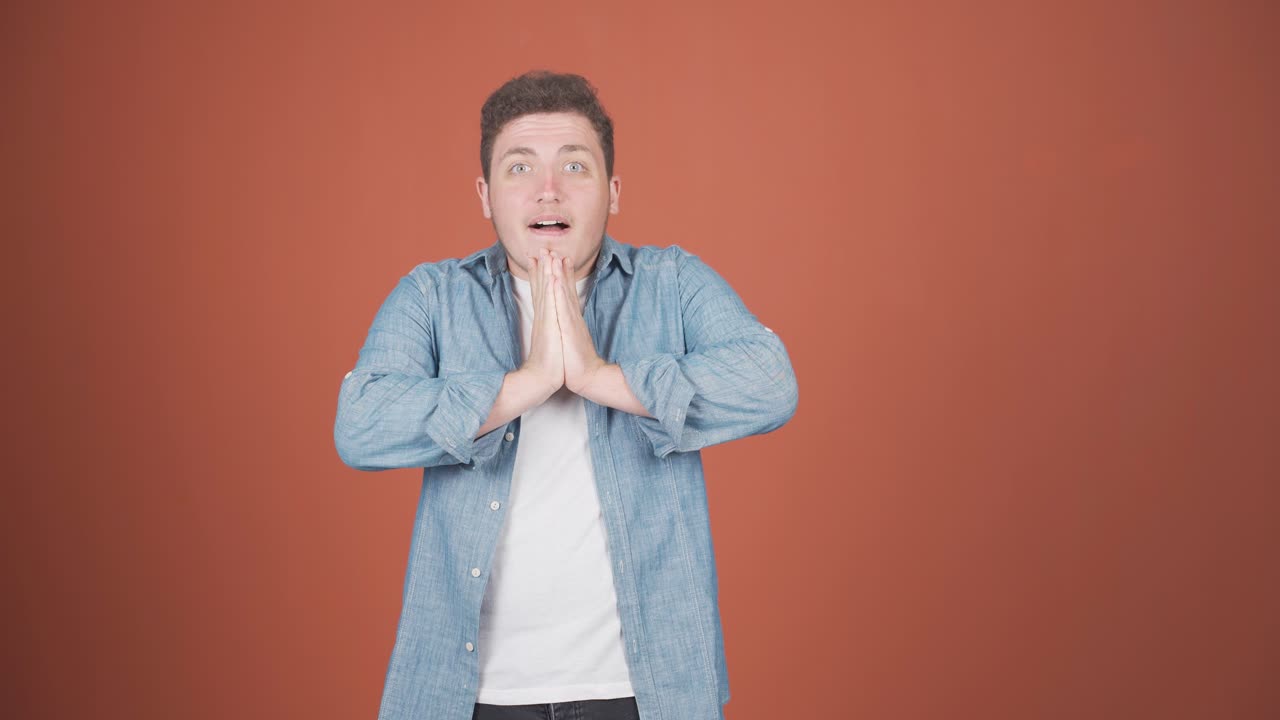 놀라서 카메라를 쳐다보는 남자