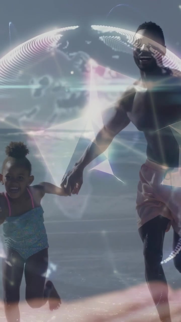 Video verticale: Famiglia che corre e gioca sulla riva, schizzando, con un globo digitale che si illumina su forme.