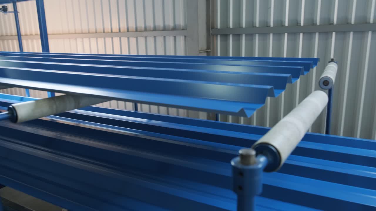 máquina de formación de láminas metálicas en la fábrica moderna de metalurgia.