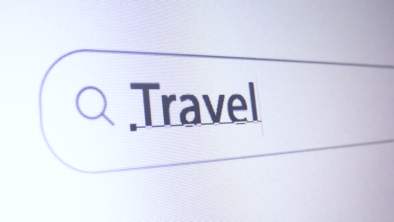 barra del navegador con palabra clave de viaje escrita en la pantalla de la computadora, concepto seo