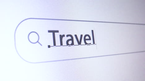 barra del navegador con palabra clave de viaje escrita en la pantalla de la computadora, concepto seo
