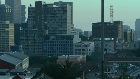 vista general del paisaje urbano con múltiples edificios modernos y un cielo sin nubes