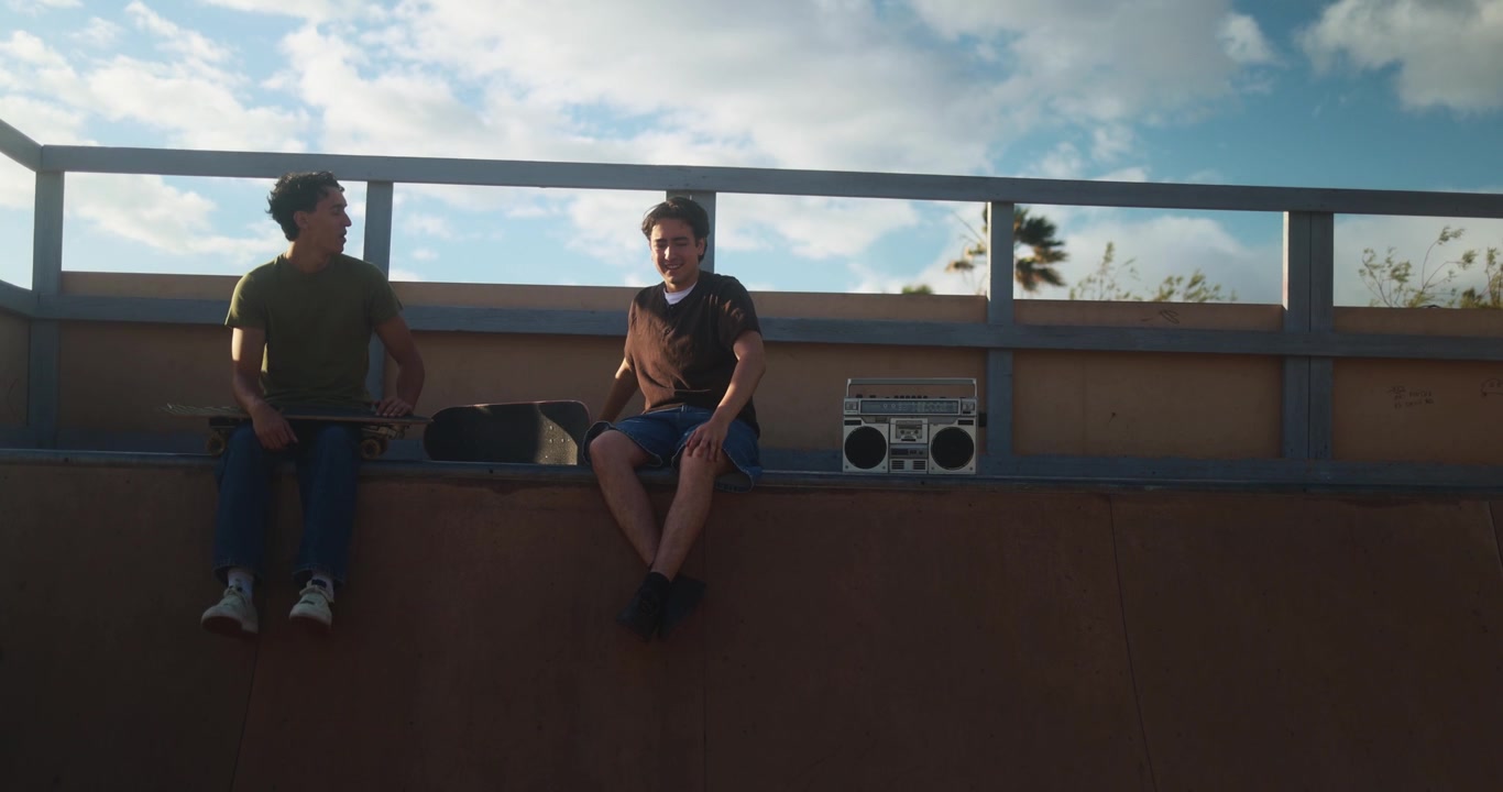 Due Ragazzi Seduti che Parlano in uno Skatepark con un Boombox