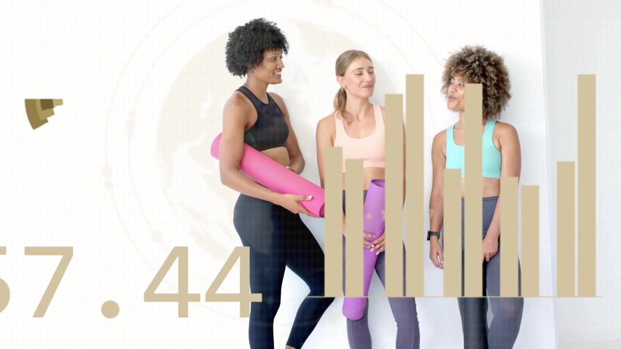 Tre donne che tengono tappetini e chiacchierano in studio, con un tracker da polso che si sincronizza e anima grafici di fitness.