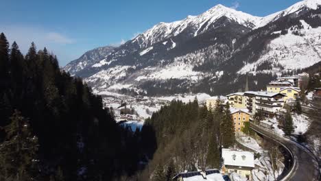 Toma-Aérea-De-Grandes-Montañas-Y-Un-Valle-Cubierto-De-Nieve