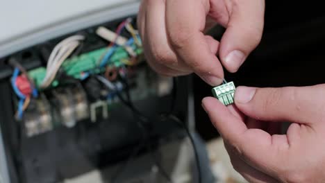 conectando el mecanismo de puerta de garaje automático con el controlador remoto. instalación de motor de puerta automática y trabajo para el sistema de seguridad de puerta de control en el hogar