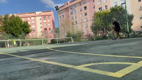 hombre mayor jugando al tenis fallando el punto en lisboa, portugal