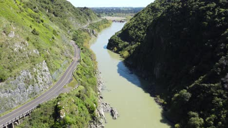 Ein-Niedriger-Flug-Durch-Die-Manawatu-Schlucht,-Neben-Der-Verlassenen-Straße,-Neuseeland