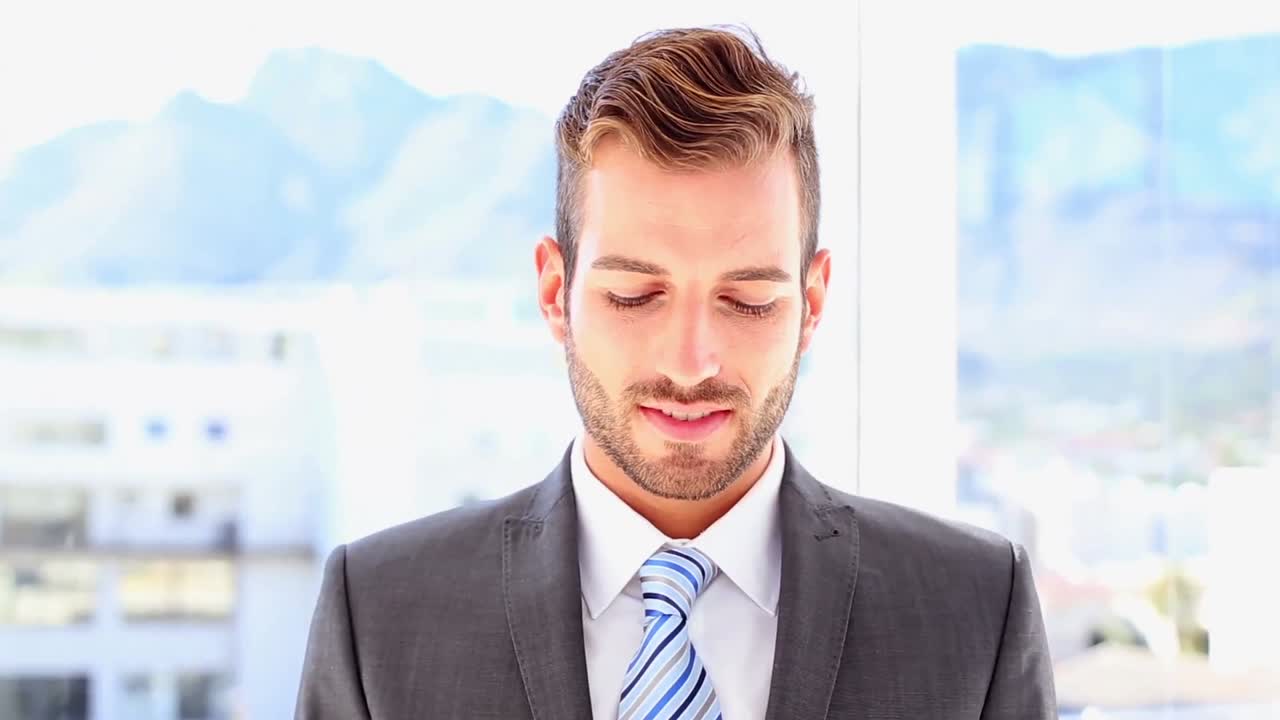 사업가 가 전화 로 문자 메시지 를 보내고 있다