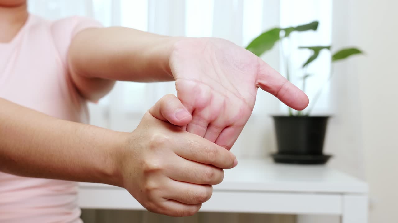 mujeres que se estiran las manos y hacen ejercicio para proteger el síndrome de la oficina y la artritis de las manos después del trabajo en el día de la oficina en casa